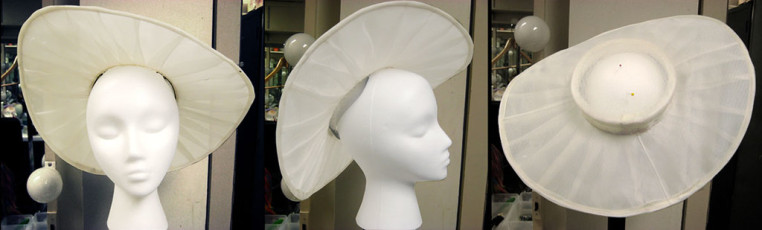 Amalia, look 1 hat detail